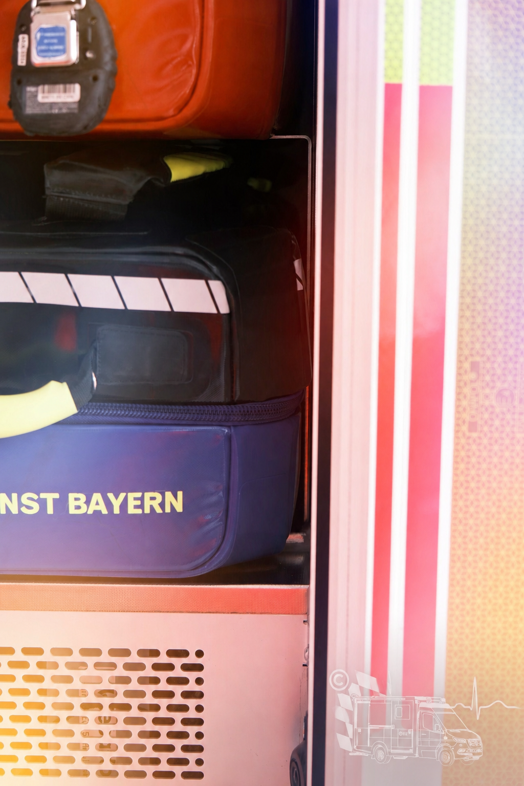 Rucksackmotiv im Stil von Blaulichtkompass